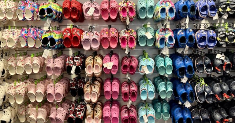 🔥 Up to 50% Off Crocs + EXTRA 50% 😱 Off at Checkout