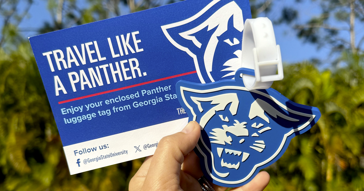 hand holding panther luggage tag