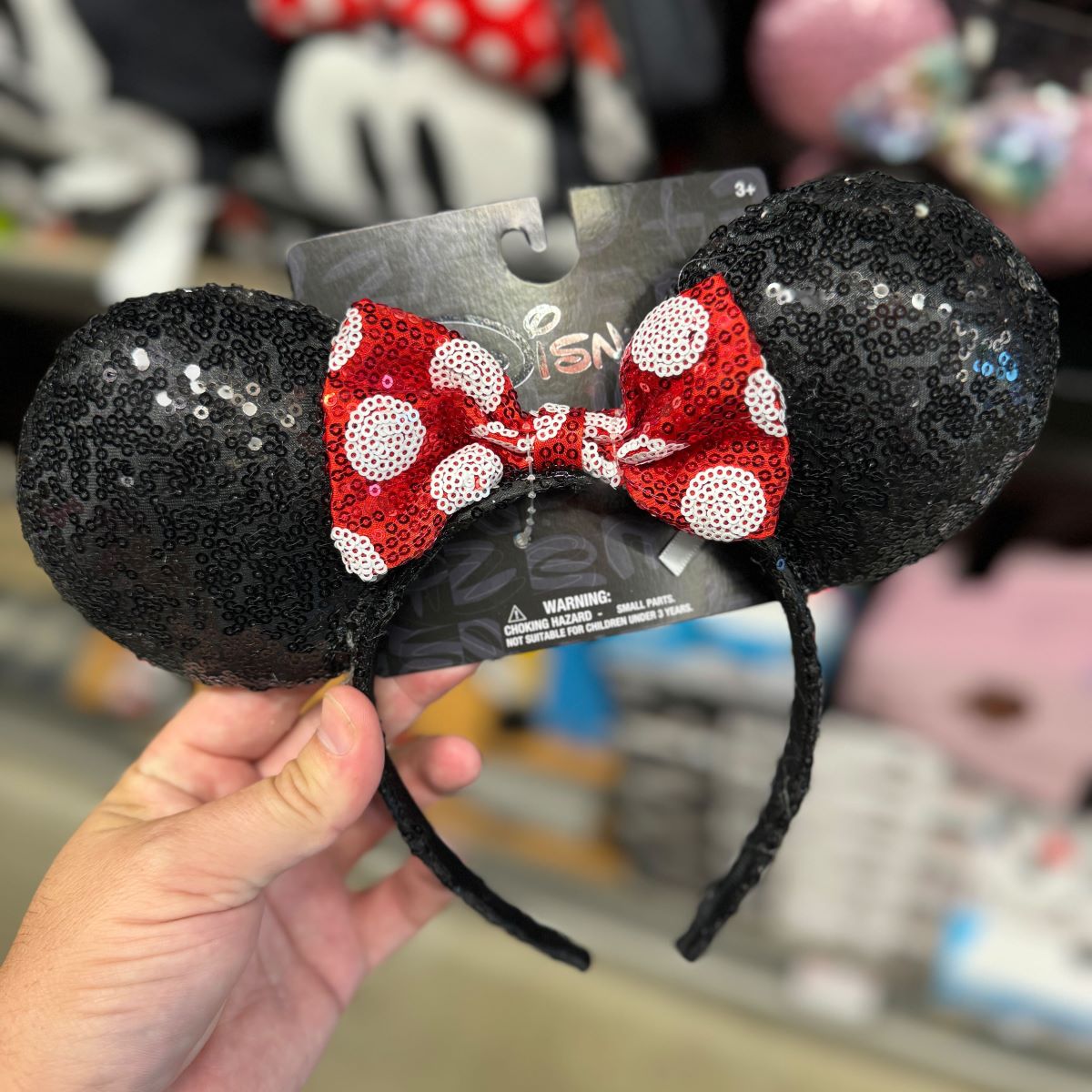 hand holding a Minnie Mouse headband