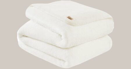 UGG PLUSH THROW