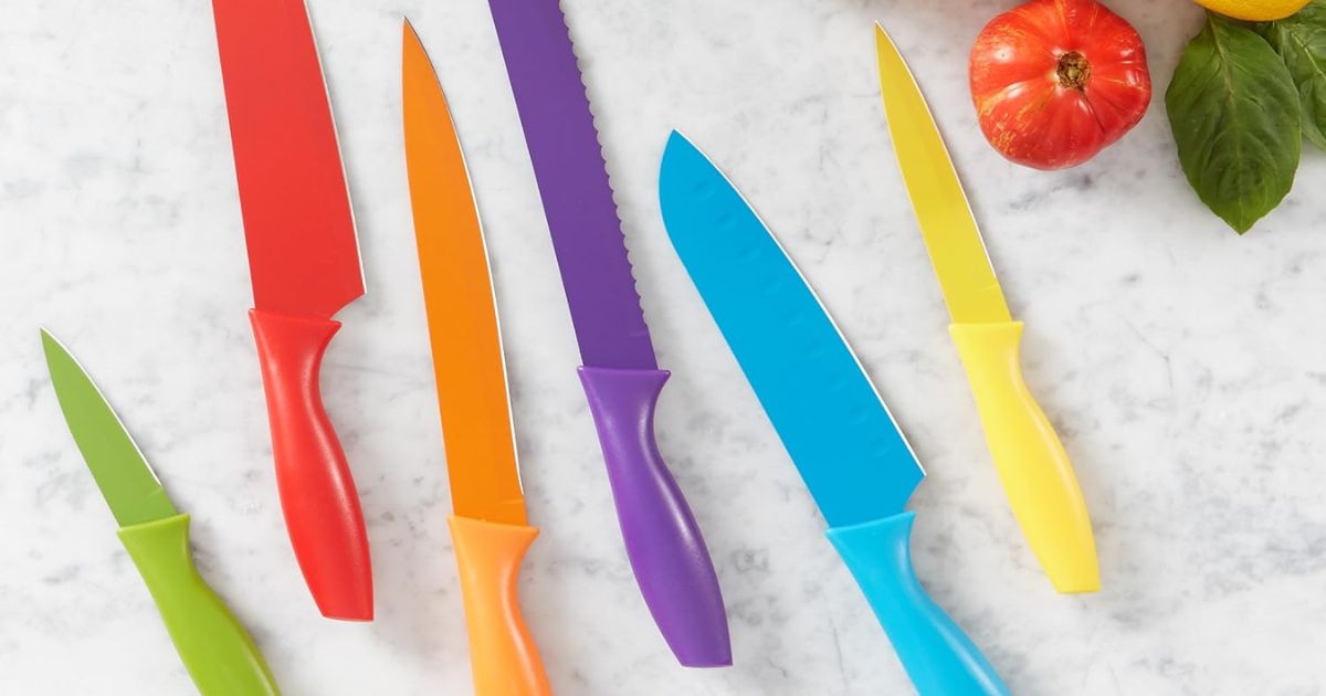 Amazon Basics Knife Set row of knives