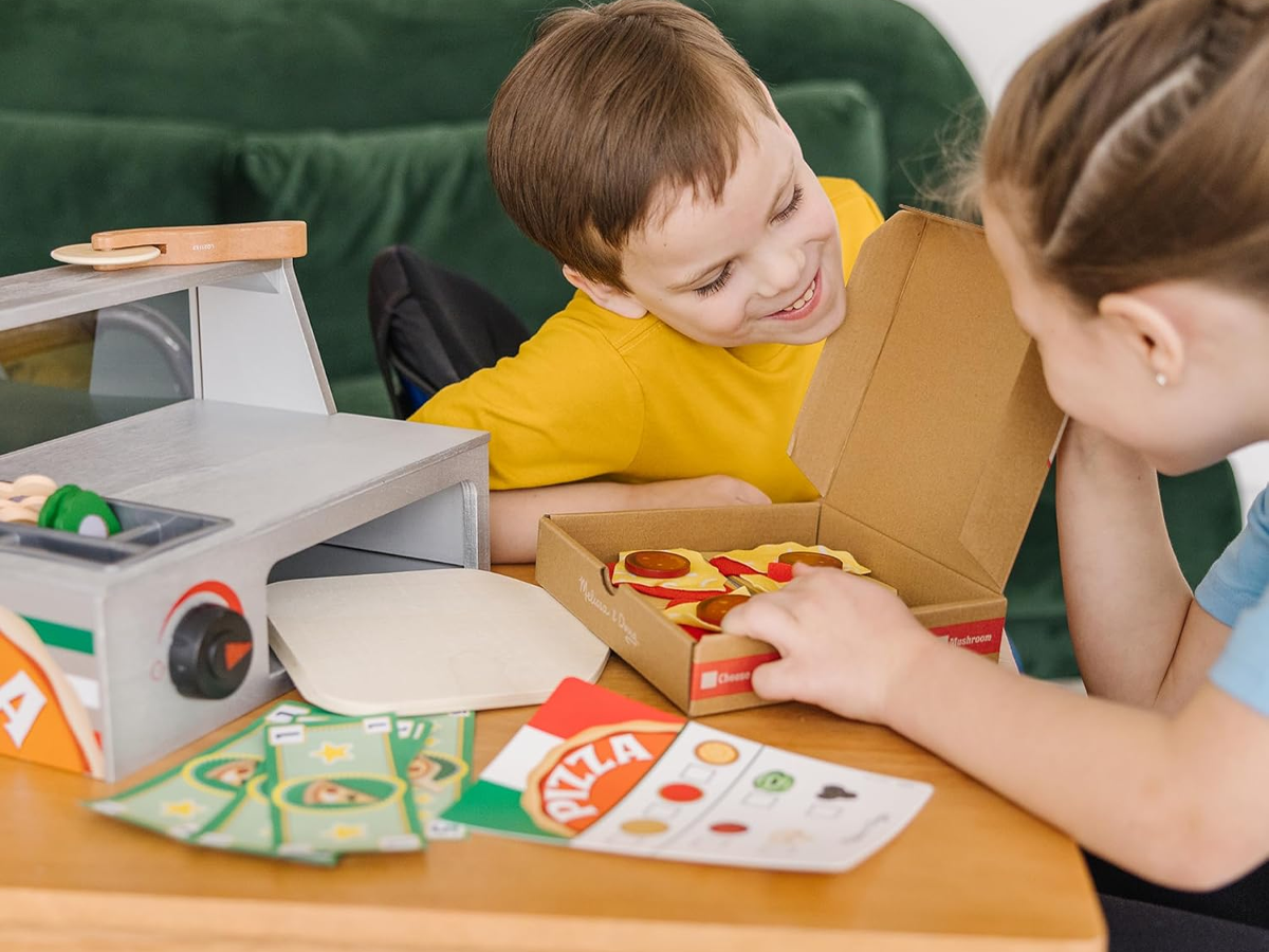 Melissa and Doug Top and bake wooden pizza counter play set