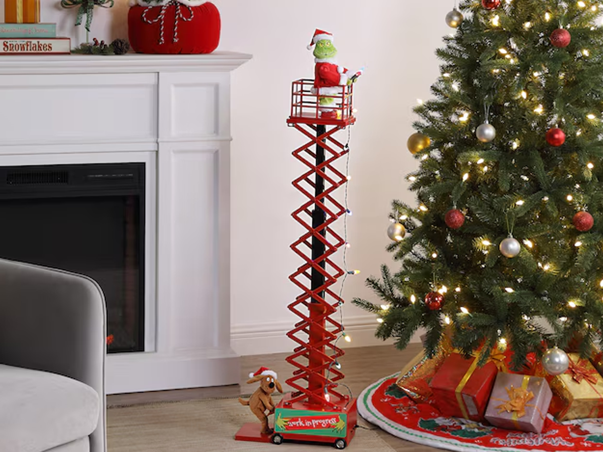 Mr Christmas 50 in Animated Electrical Outlet Merry Christmas Figurine